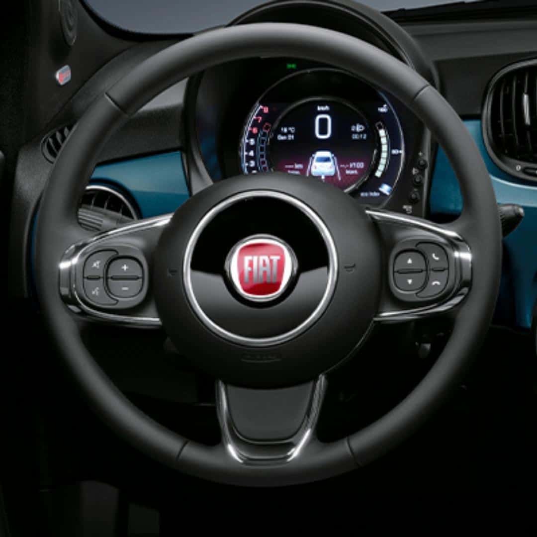 Soft touch steering wheel with chromed detail in the Fiat 500 Dolcevita