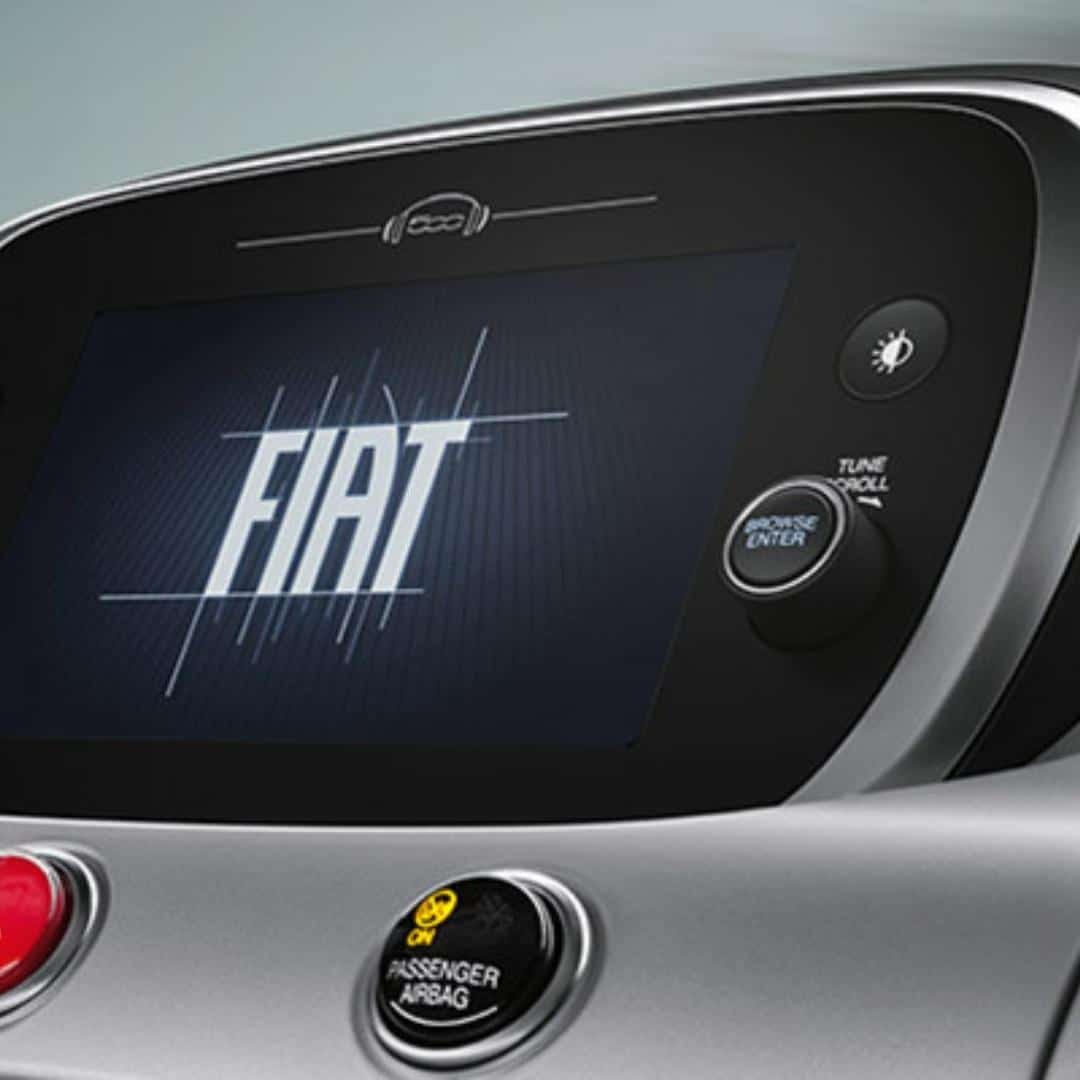 Infotainment Uconnect 7" radio, DAB, Apple Carplay and Android Auto in the Fiat 500X Urban Club