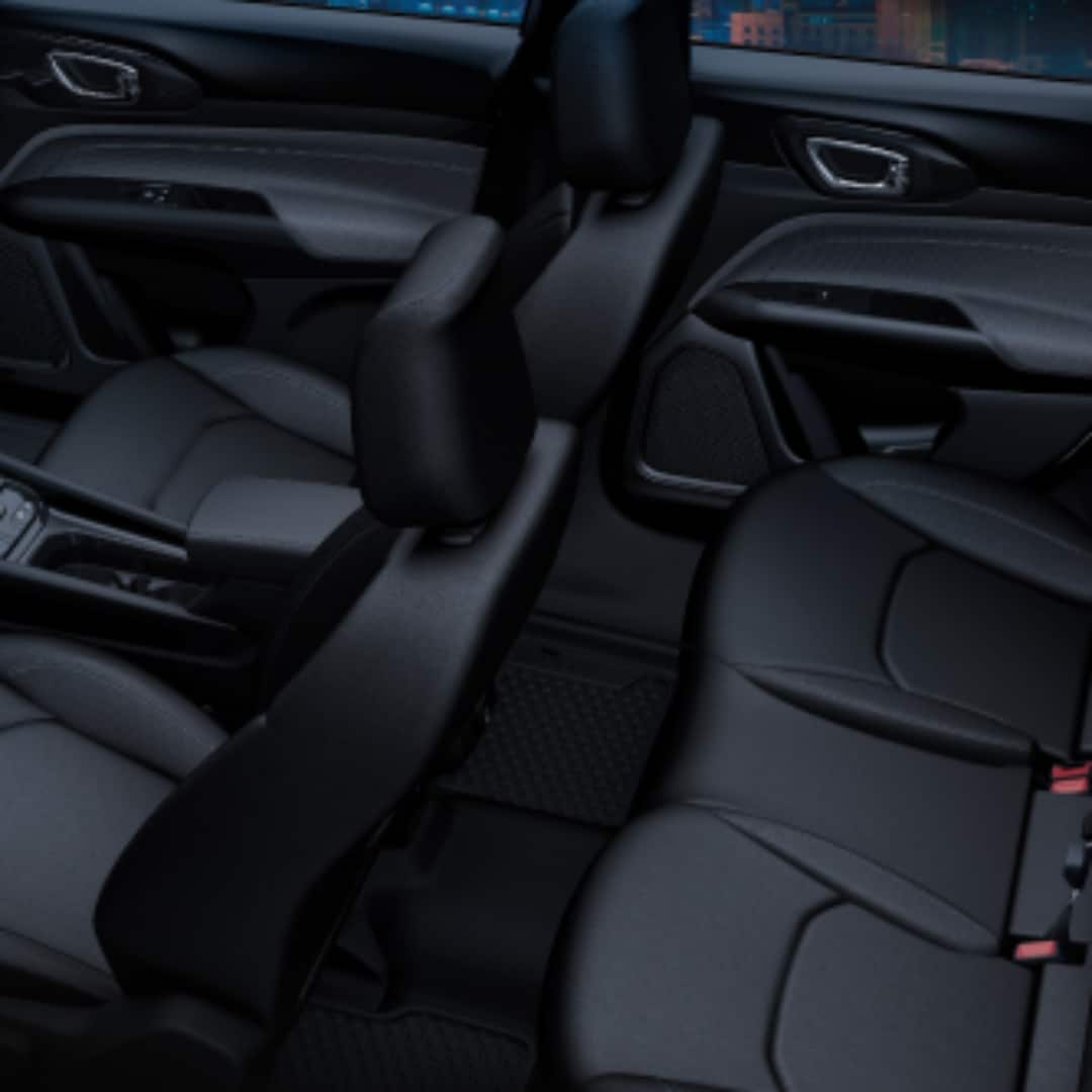 Leather seats in the Jeep Compass e-Hybrid S.