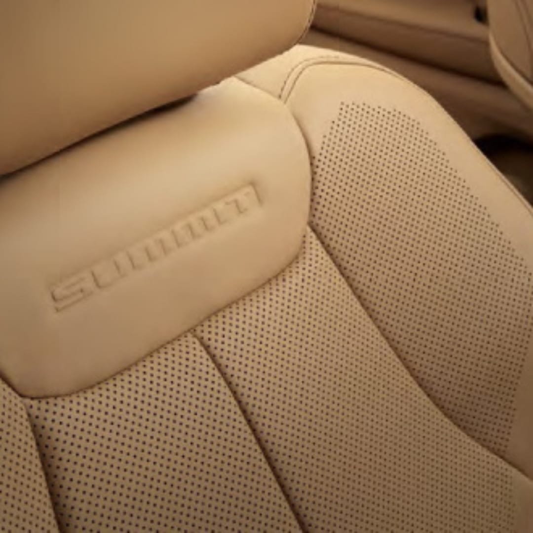 Premium leather seats in the Jeep Grand Cherokee 4XE Summit.