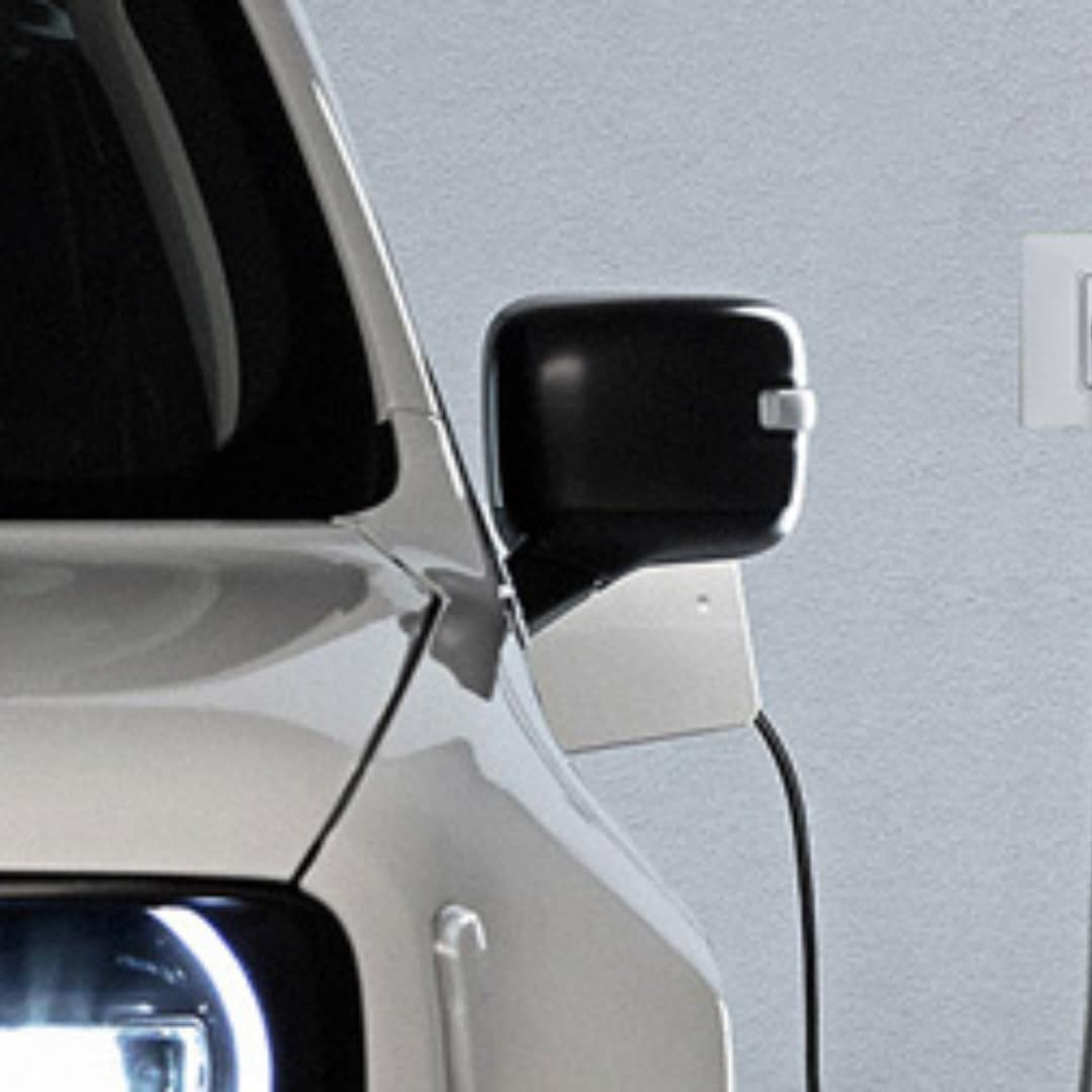 Public charging solutions with Mode 3 cable charging at any public point of charge with the Jeep Renegade 4XE Limited.