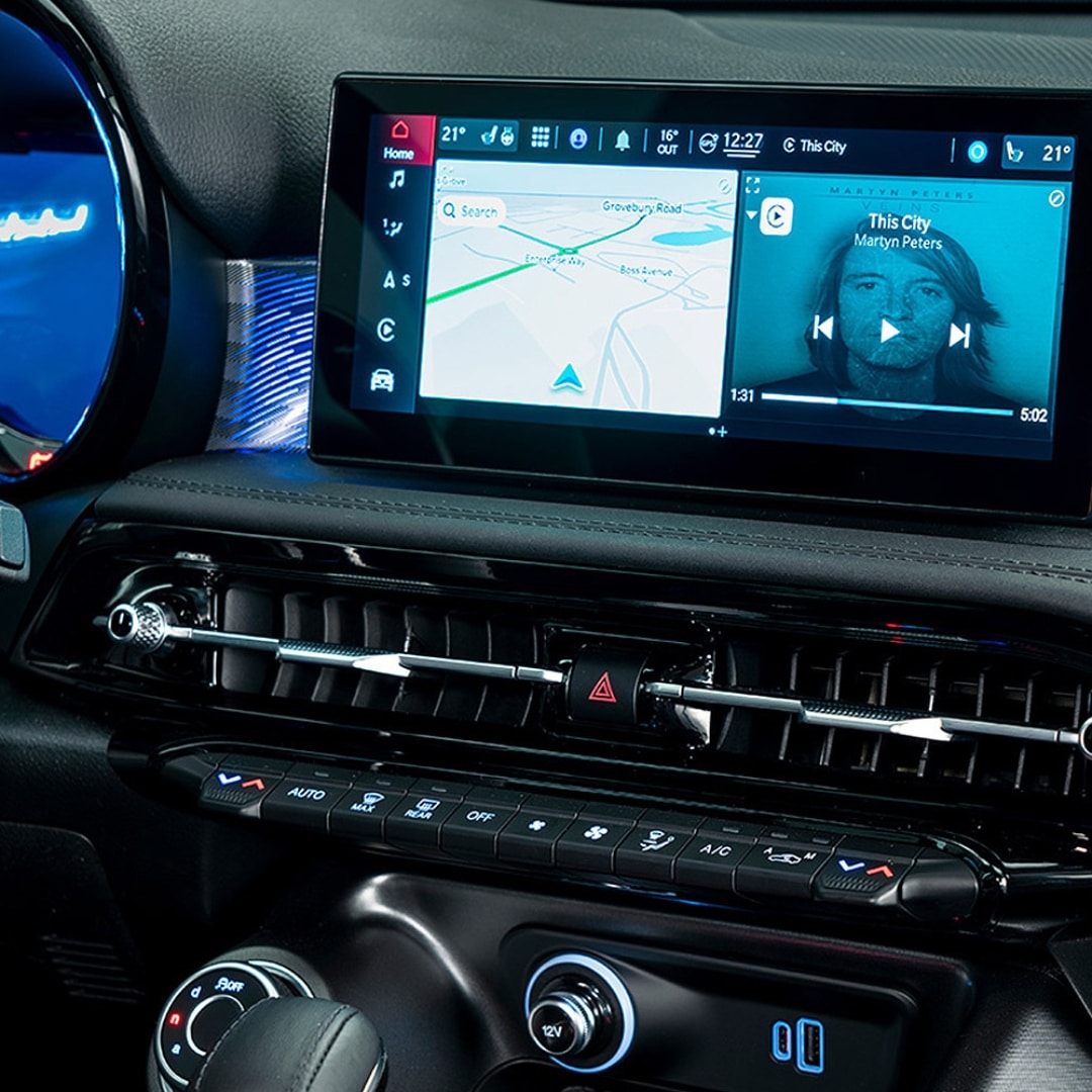 10.25 NAV with CarPlay/Android Auto in the Alfa Romeo Tonale Edizione Speciale.