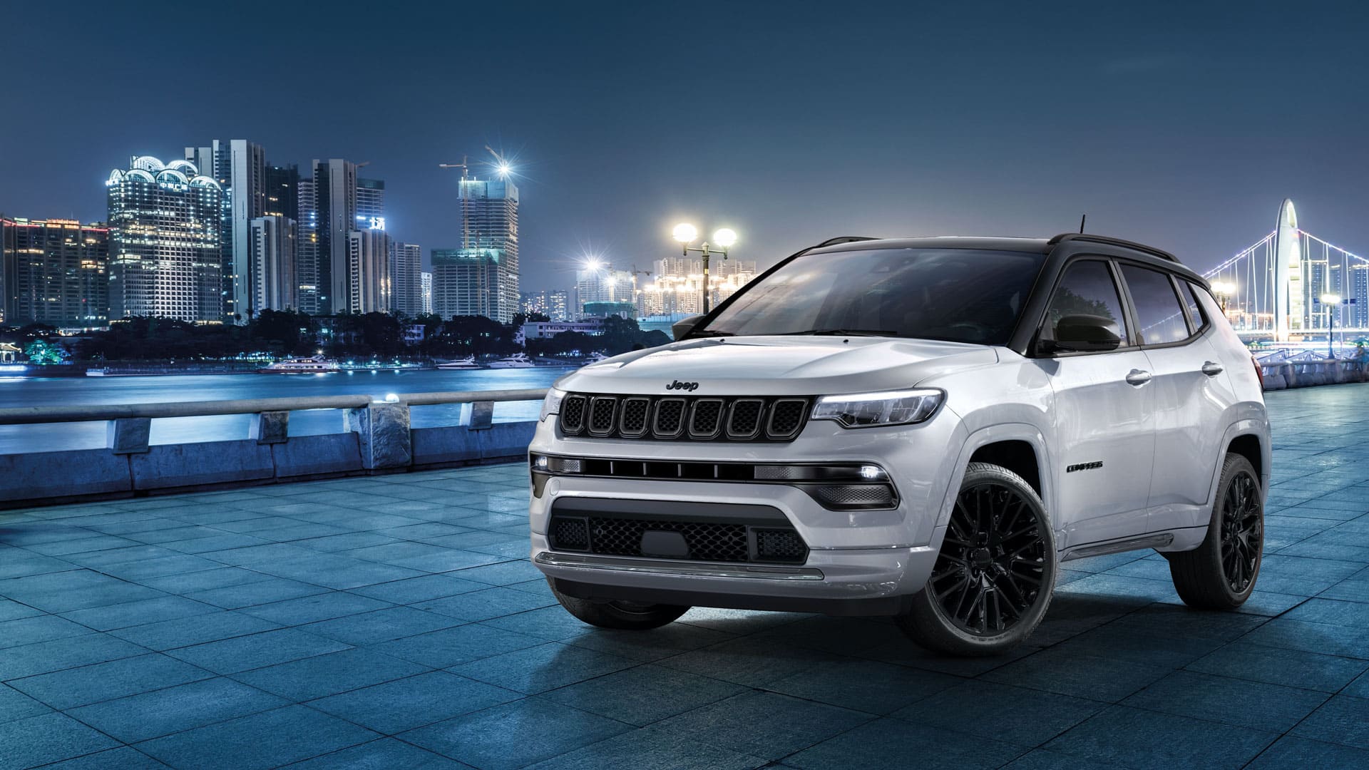 Enjoy the City night lights in the Jeep Compass 4XE